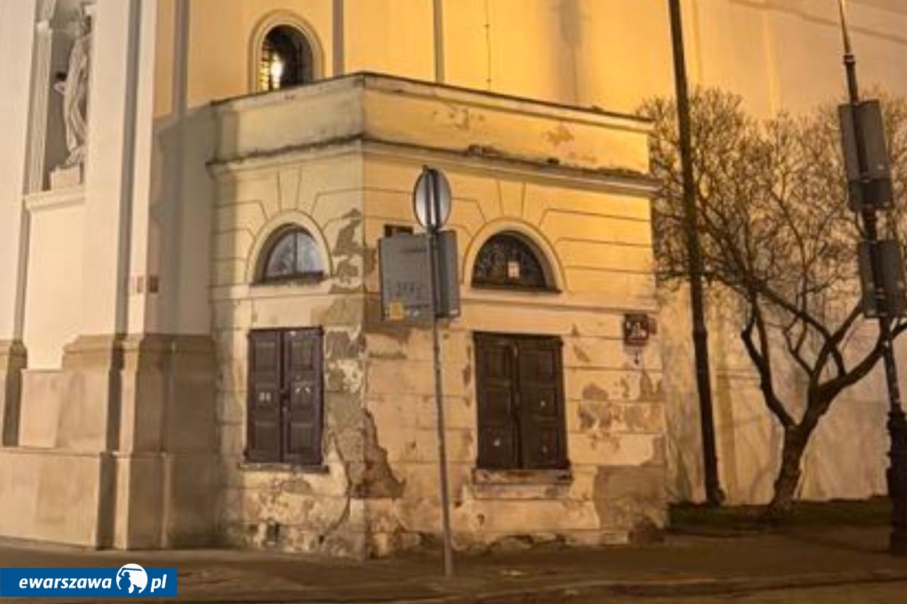 kiosk przy ul. Długiej 1 w Warszawie | fot. Bartosz Pańczyk
