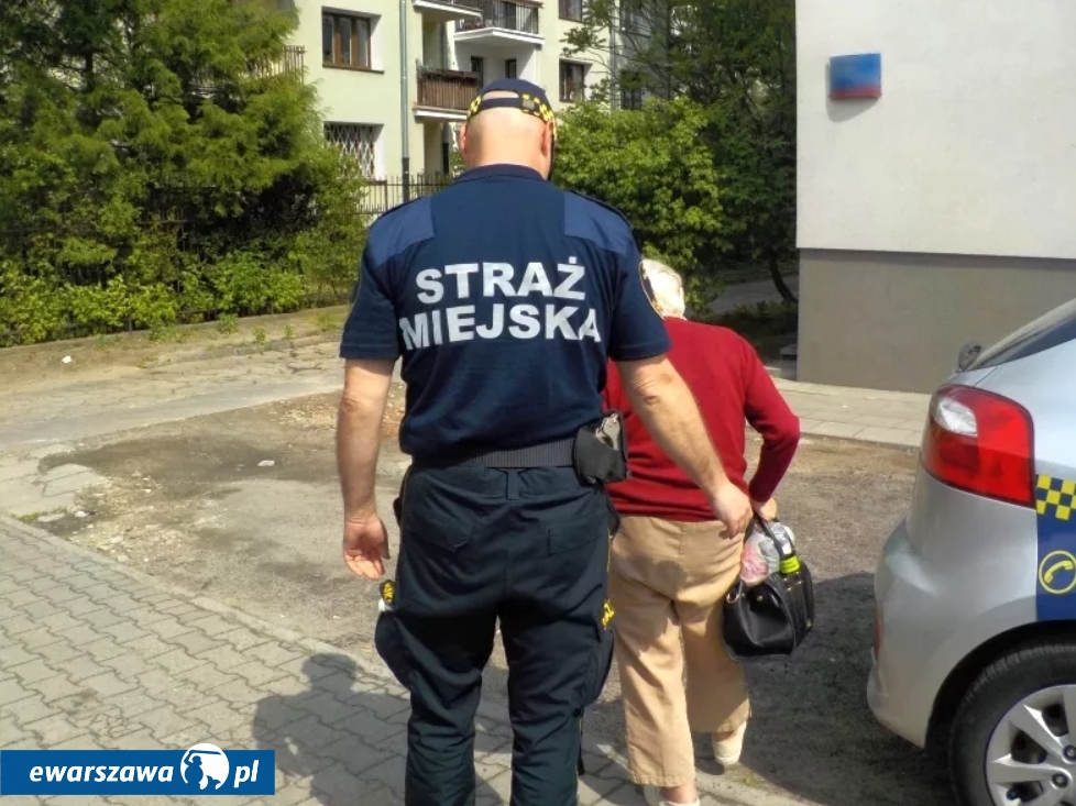 zagubiona seniorka, którą zajęła się Straż Miejska | fot. Straż Miejska Warszawa