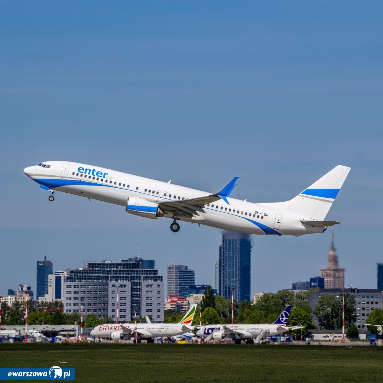 Samolot Enter Air na warszawskim lotnisku | fot. Enter Air facebook / @_lady_spotter_