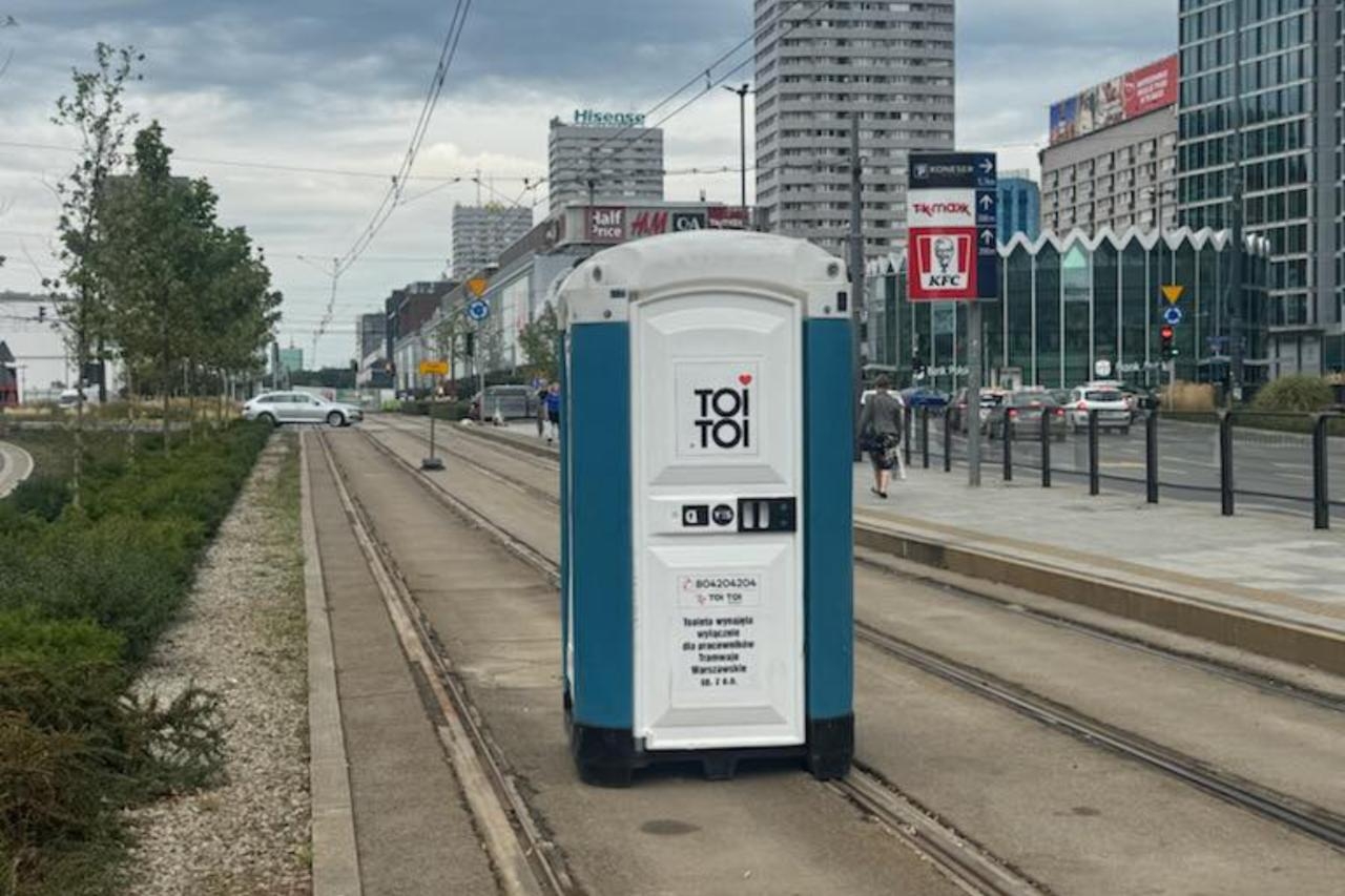 toi-toi na torach tramwajowych | fot. Katarzyna Pełczyńska-Nałęcz / facebook