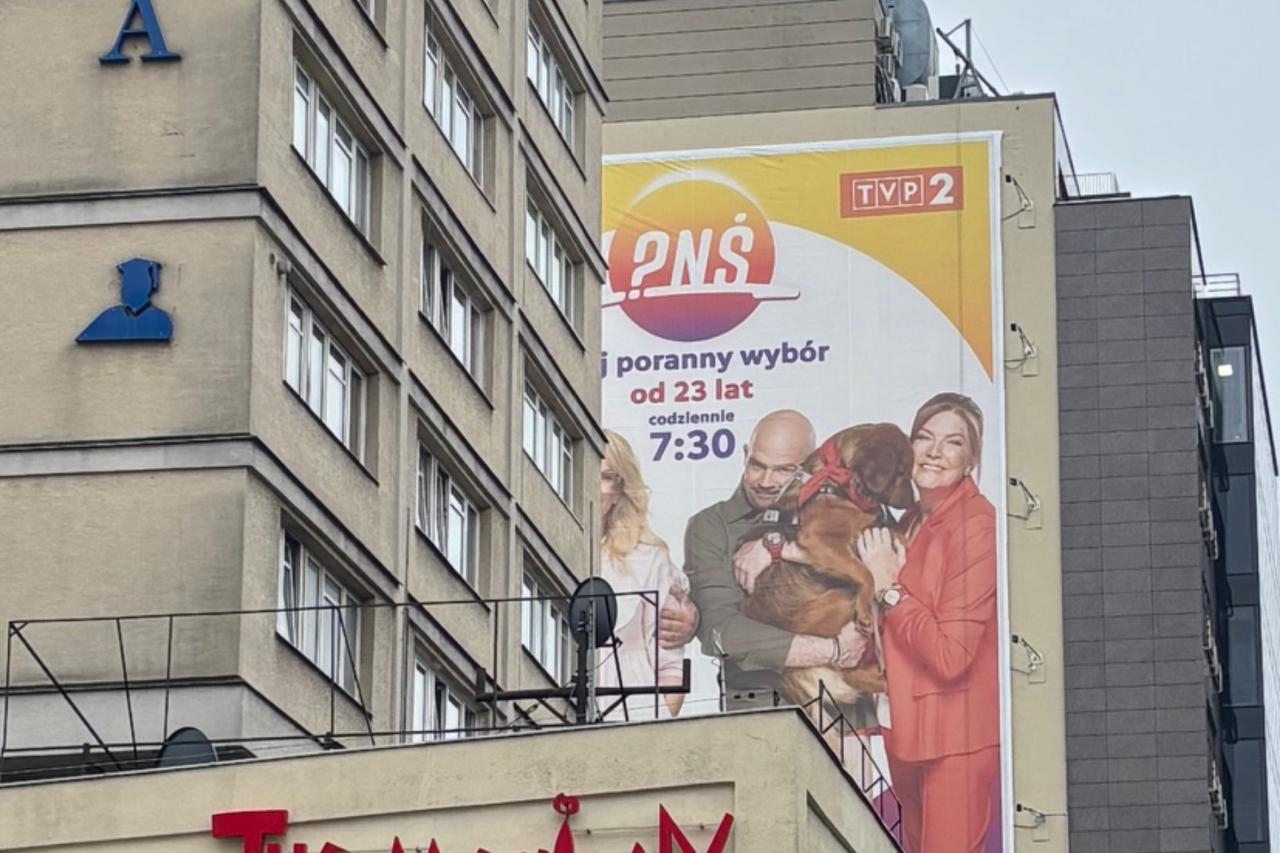 plakat "Pytania na śniadanie" przy ul. Marszałkowskiej | fot. Bartosz Pańczyk