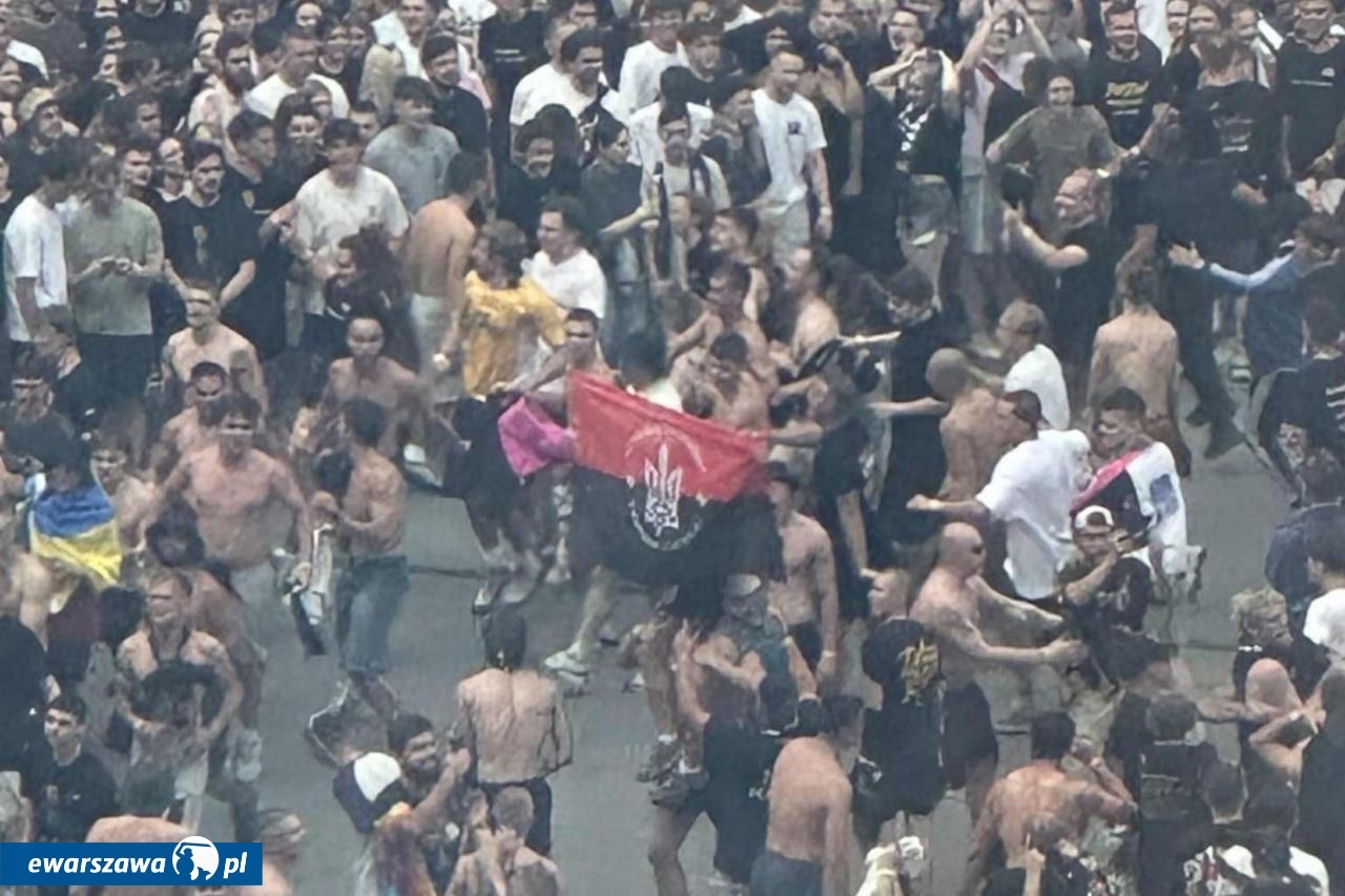 flaga banderowska na koncercie w Warszawie | fot. fot. x.com/KoneserUnii