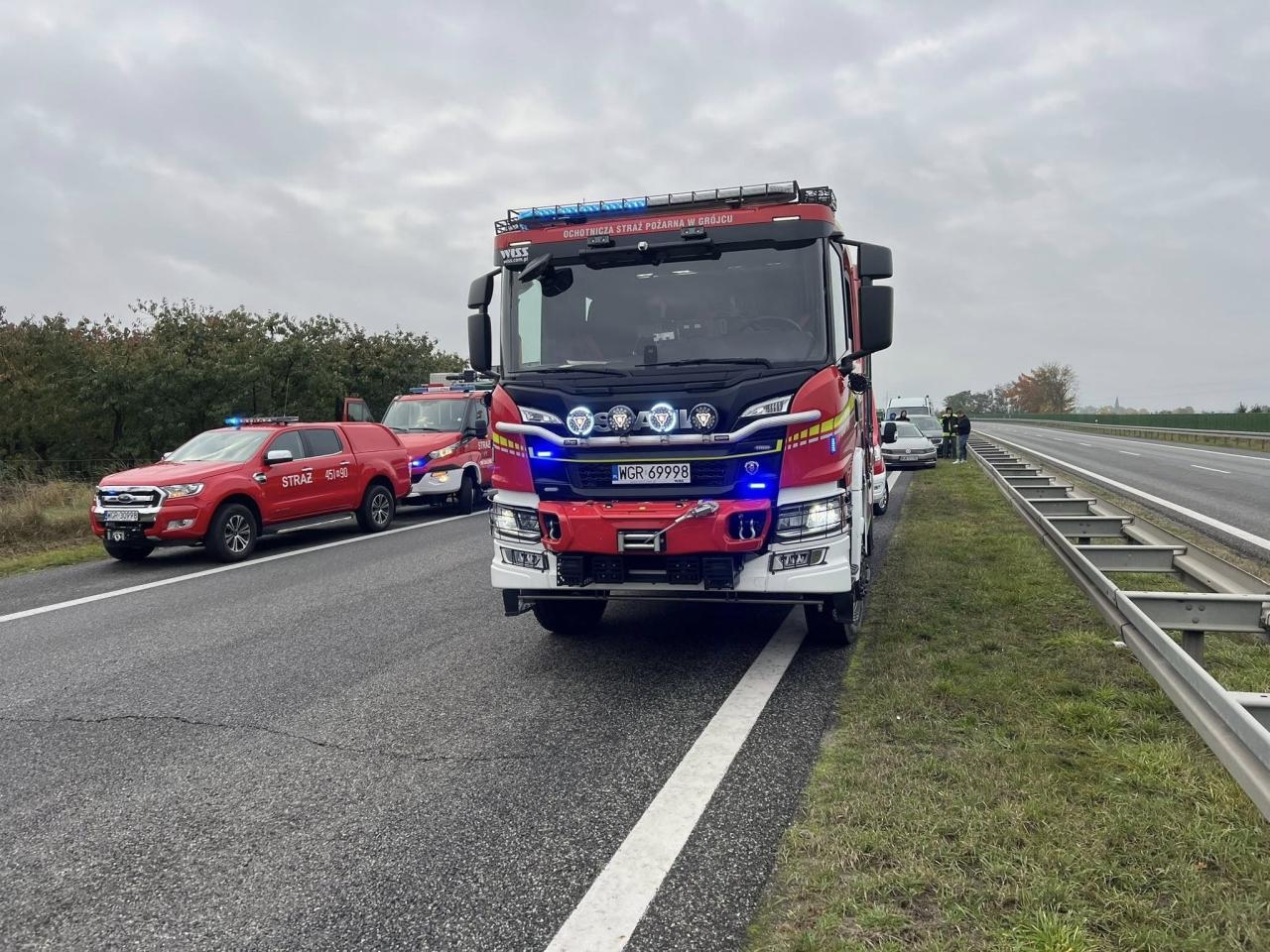 bus wpadł do rowu | fot. Ochotnicza Straż Pożarna w Grójcu -KSRG