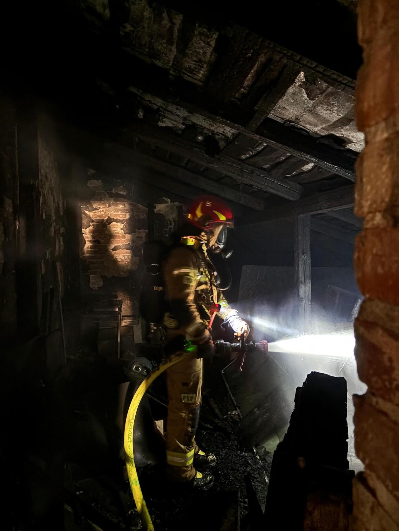 pożar w kamienicy na Pradze-Północ | fot. facebook.com/kmpspwarszawa