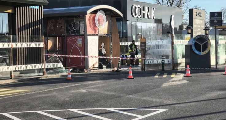 samochó wjechał w ogródek restauracyjny Mc'Donalds | fot. OSP Garwolin
