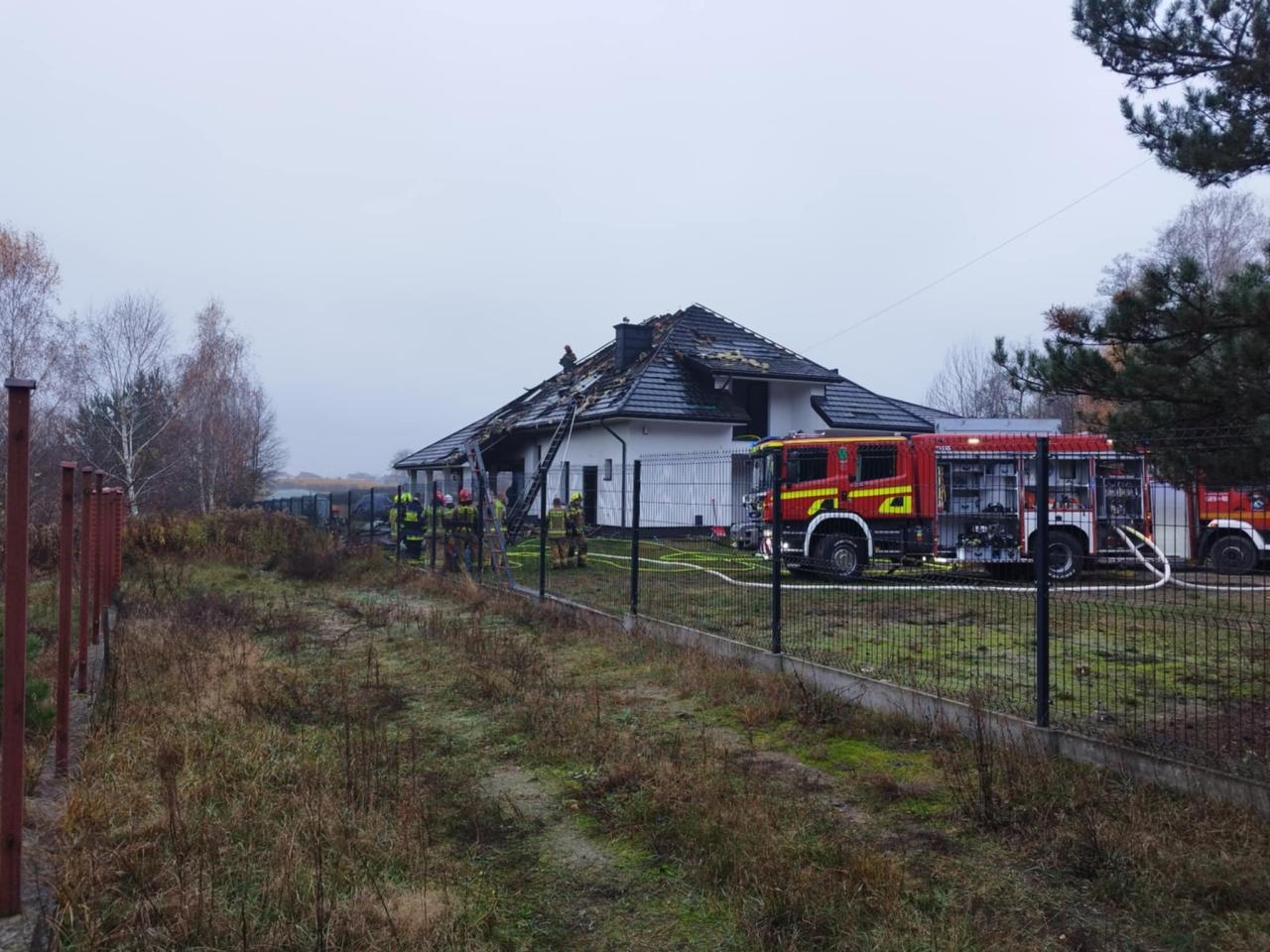 pożar domu pod Warszawą | fot. facebook.com/KomendaPowiatowaPSPWolomin