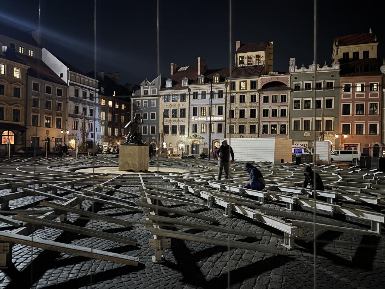 budowa lodowiska na Starym Mieście w Warszawie | fot. Bartosz Pańczyk
