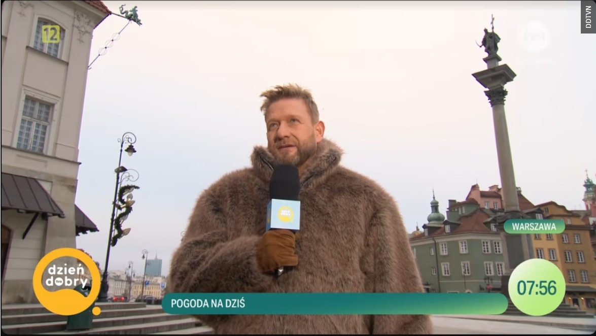 Bartek Jędrzejak prowadzi pogodę na Starym Mieście w Warszawie | fot. 'Dzień dobry TVN'/screen