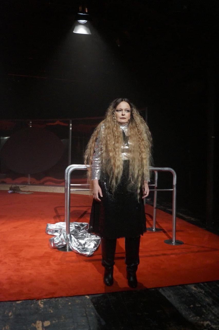 Dominika Ostałowska w spektaklu Teatru Studio "Nieśmiała dżokejka" | fot. Bartosz Pańczyk