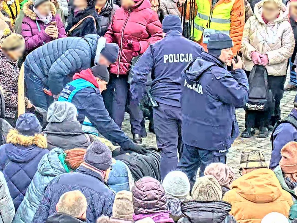 mężczyzna zasłabł na manifestacji w Warszawie | fot. ksp.policja.gov.pl