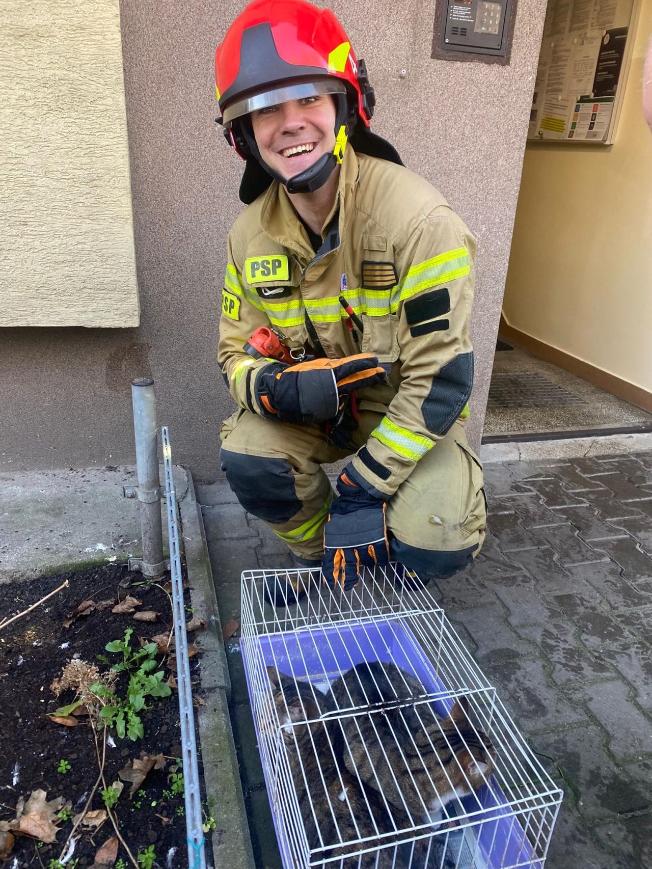 akcja strażaków w mieszkaniu przy Smoczej w Warszawie | fot. facebook.com/kmpspwarszawa
