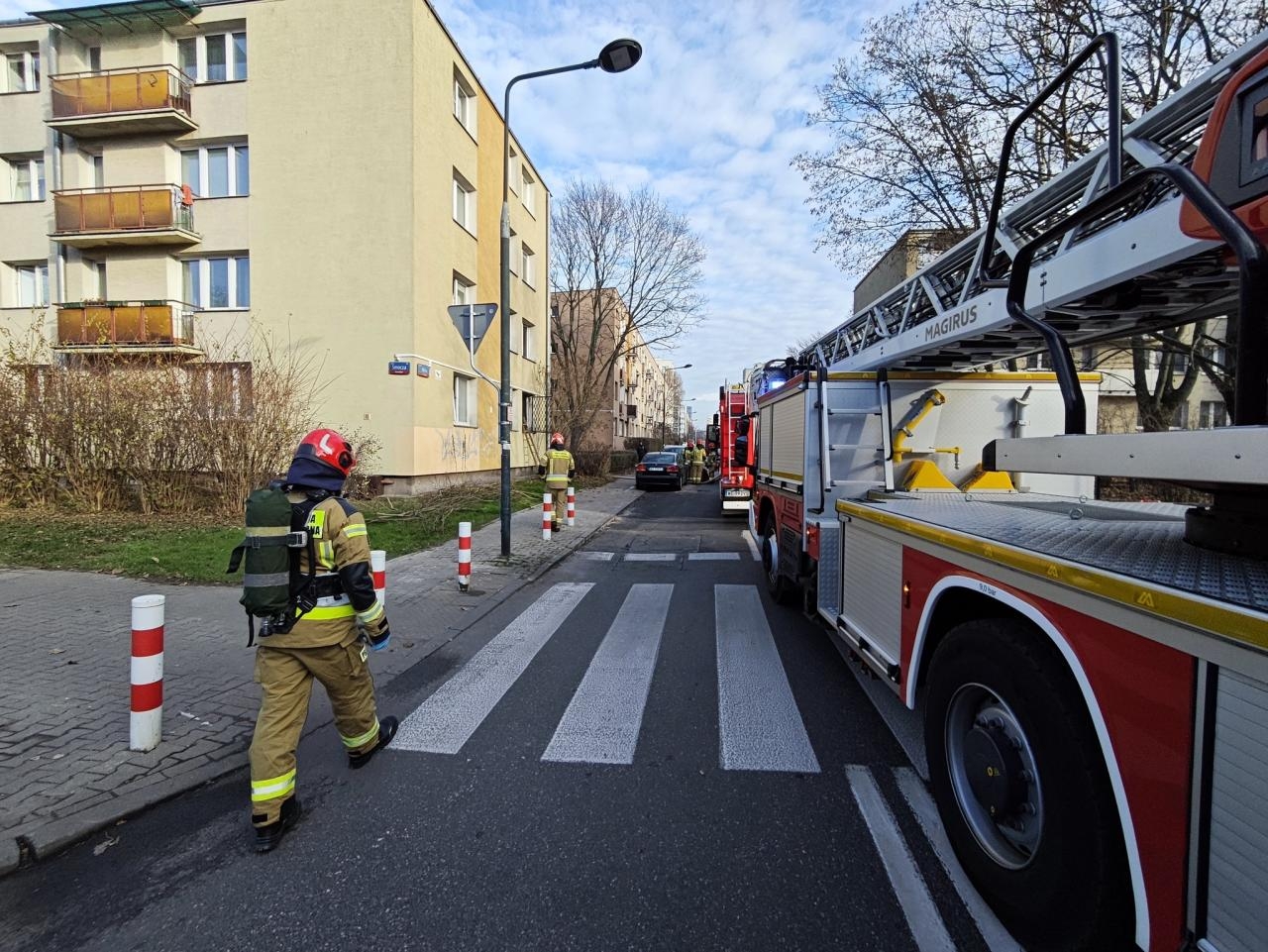 akcja strażaków w mieszkaniu przy Smoczej w Warszawie | fot. facebook.com/kmpspwarszawa