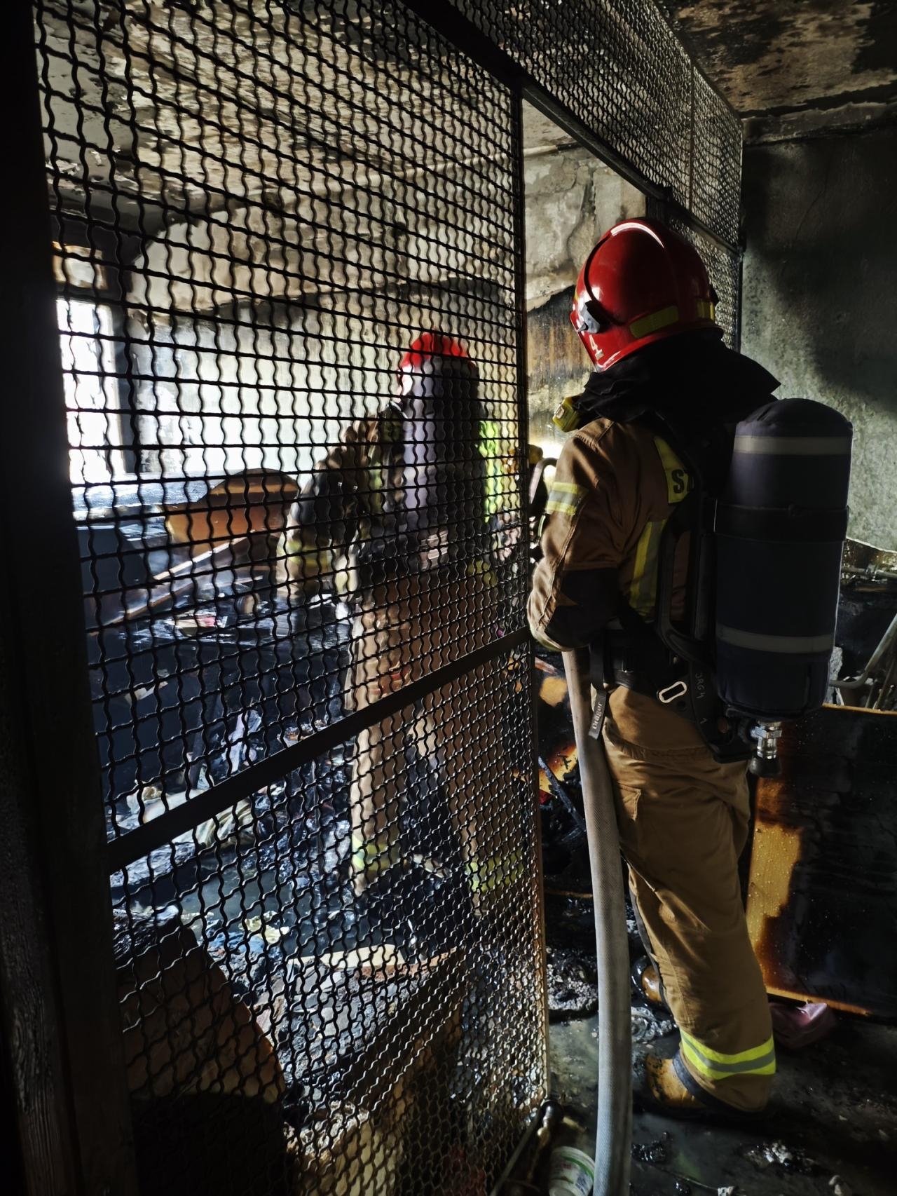 akcja strażaków w mieszkaniu przy Smoczej w Warszawie | fot. facebook.com/kmpspwarszawa