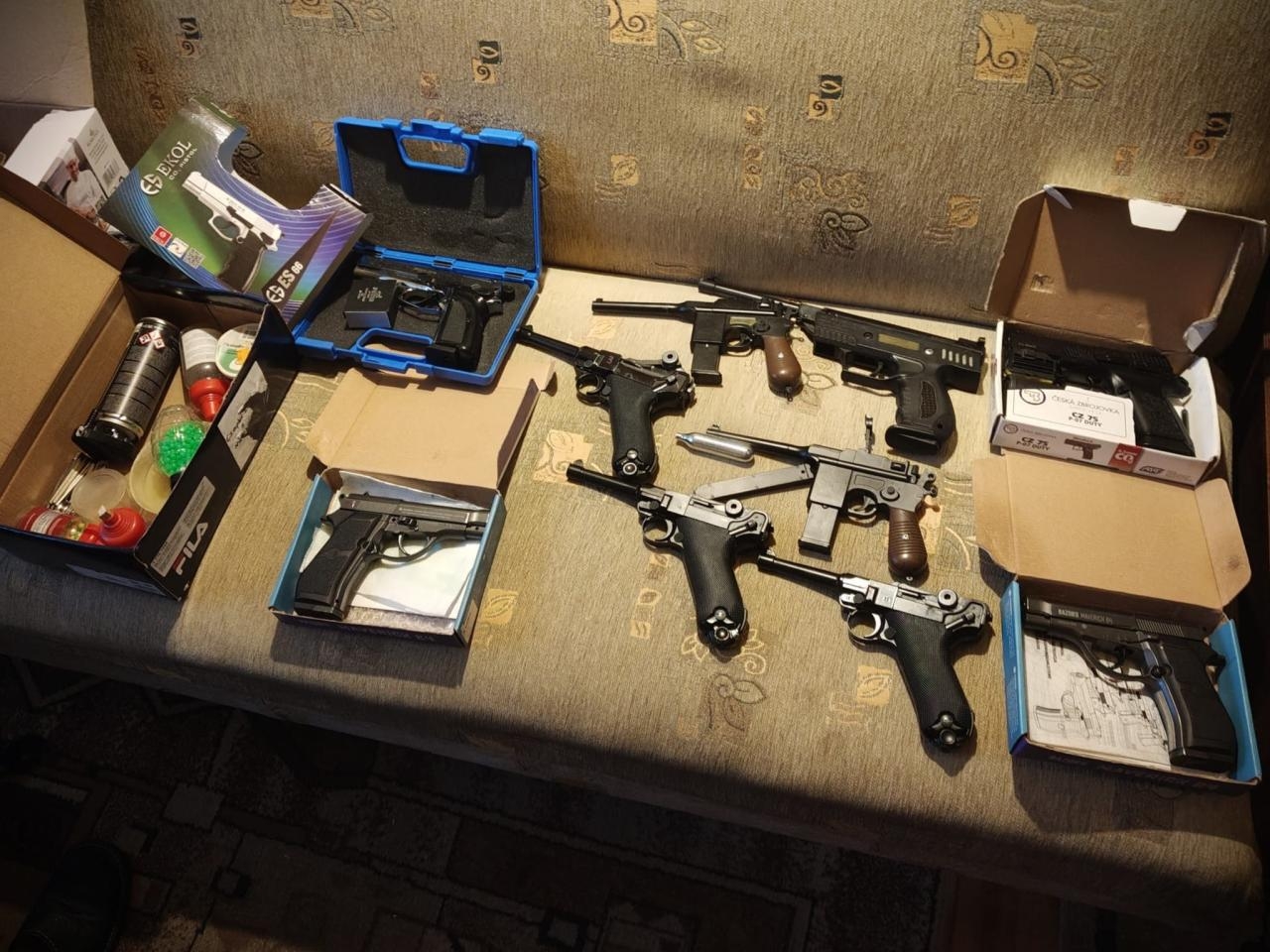 zabezpieczona broń z domu 81-latka z Siedlec | fot. mazowiecka.policja.gov.pl
