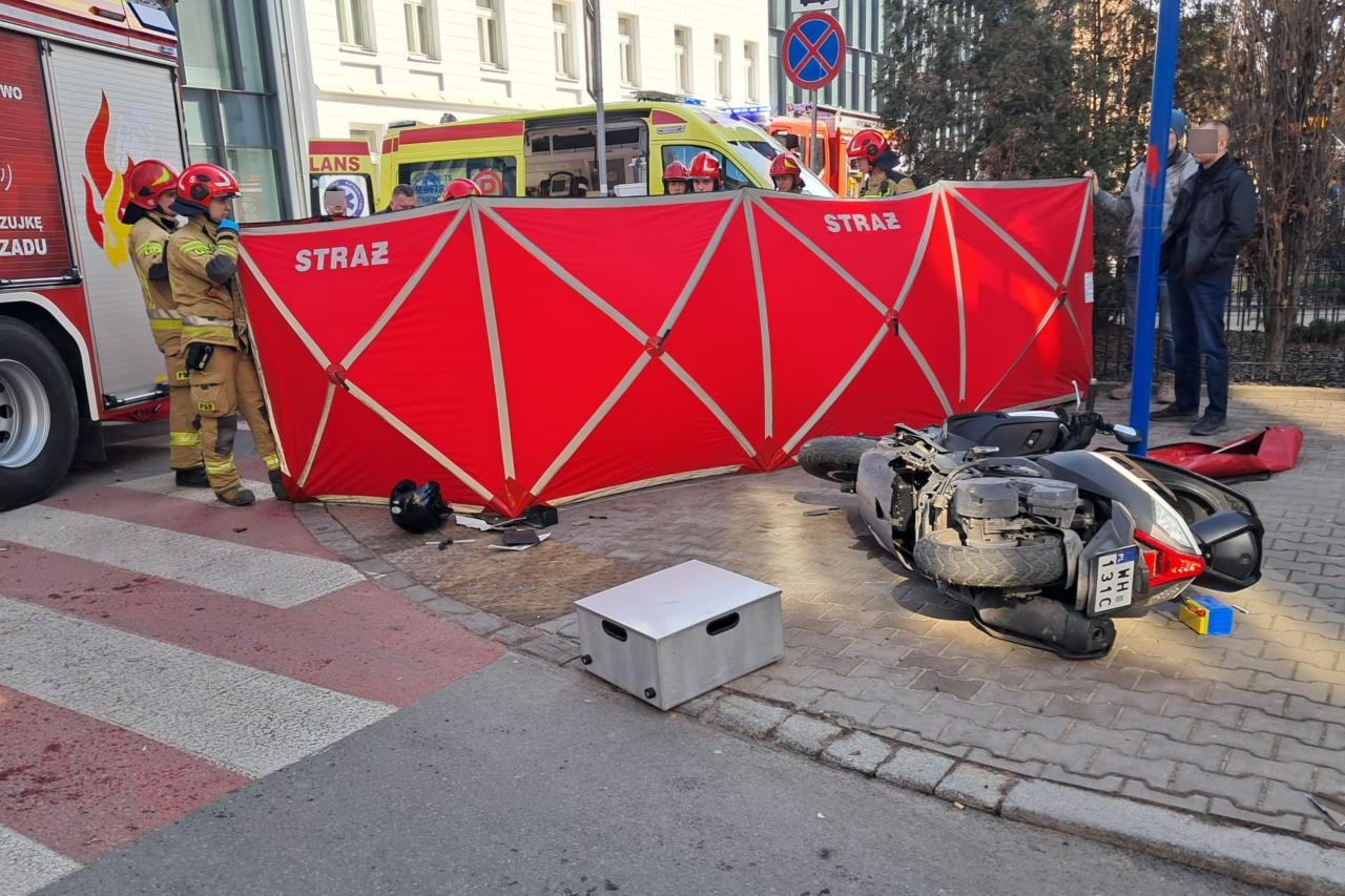 Skuter zderzył się z autem przy ul. Szwedzkiej w Warszawie | fot. facebook.com/kmpspwarszawa
