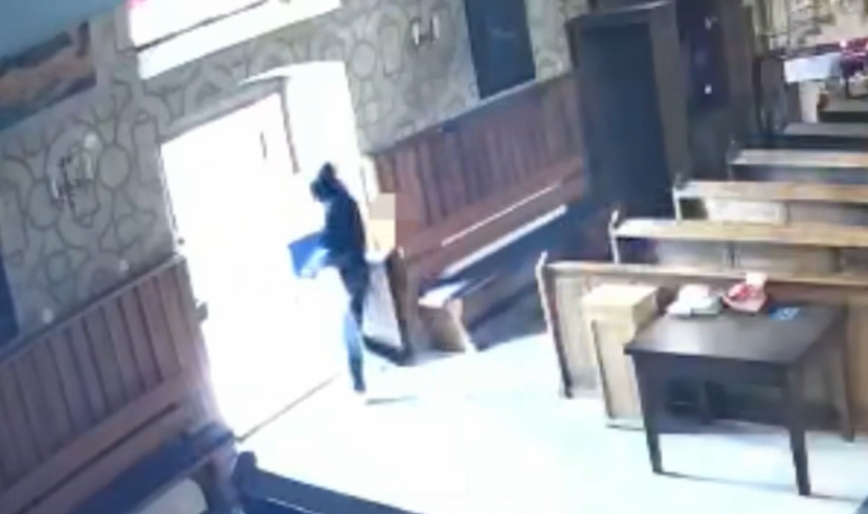 23-latek wynosi skarbonę z kościoła | fot. Policja Mazowiecka