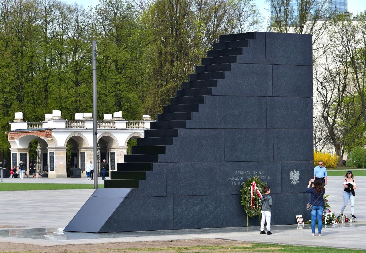 pomnik Smoleński | fot. Autorstwa Adrian Grycuk - Praca własna, CC BY-SA 3.0 pl, https://commons.wikimedia.org/w/index.php?curid=68346209