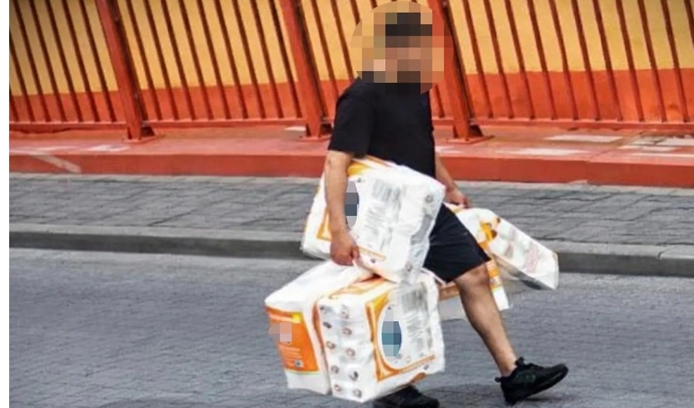 zdjęcie sprawcy z papierem toaletowym | fot. KPP w Żyrardowie