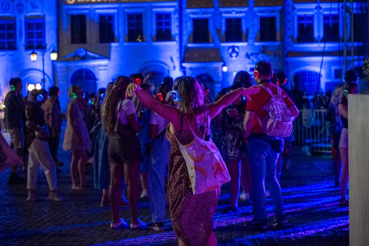 silent disco na 73. urodzinach Starówki w Warszawie | fot. Miasto Stołeczne Warszawa