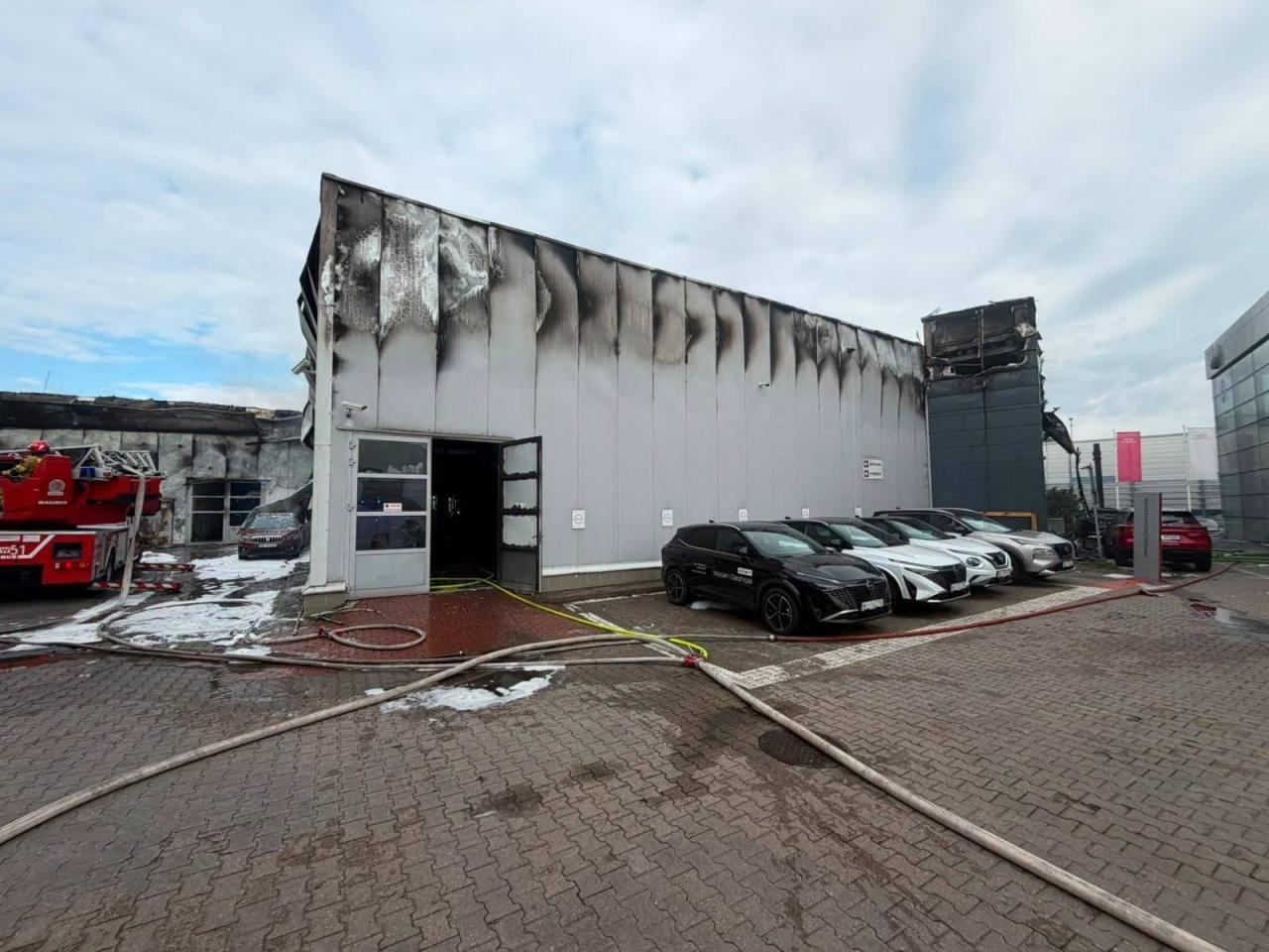 salon samochodowy na Targówku, który spłonął | fot. Komenda Miejska PSP m.st. Warszawy