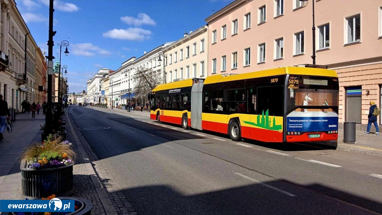 Po warszawskich ulicach jeździ coraz więcej autobusów elektrycznych | fot. Łukasz Razowski