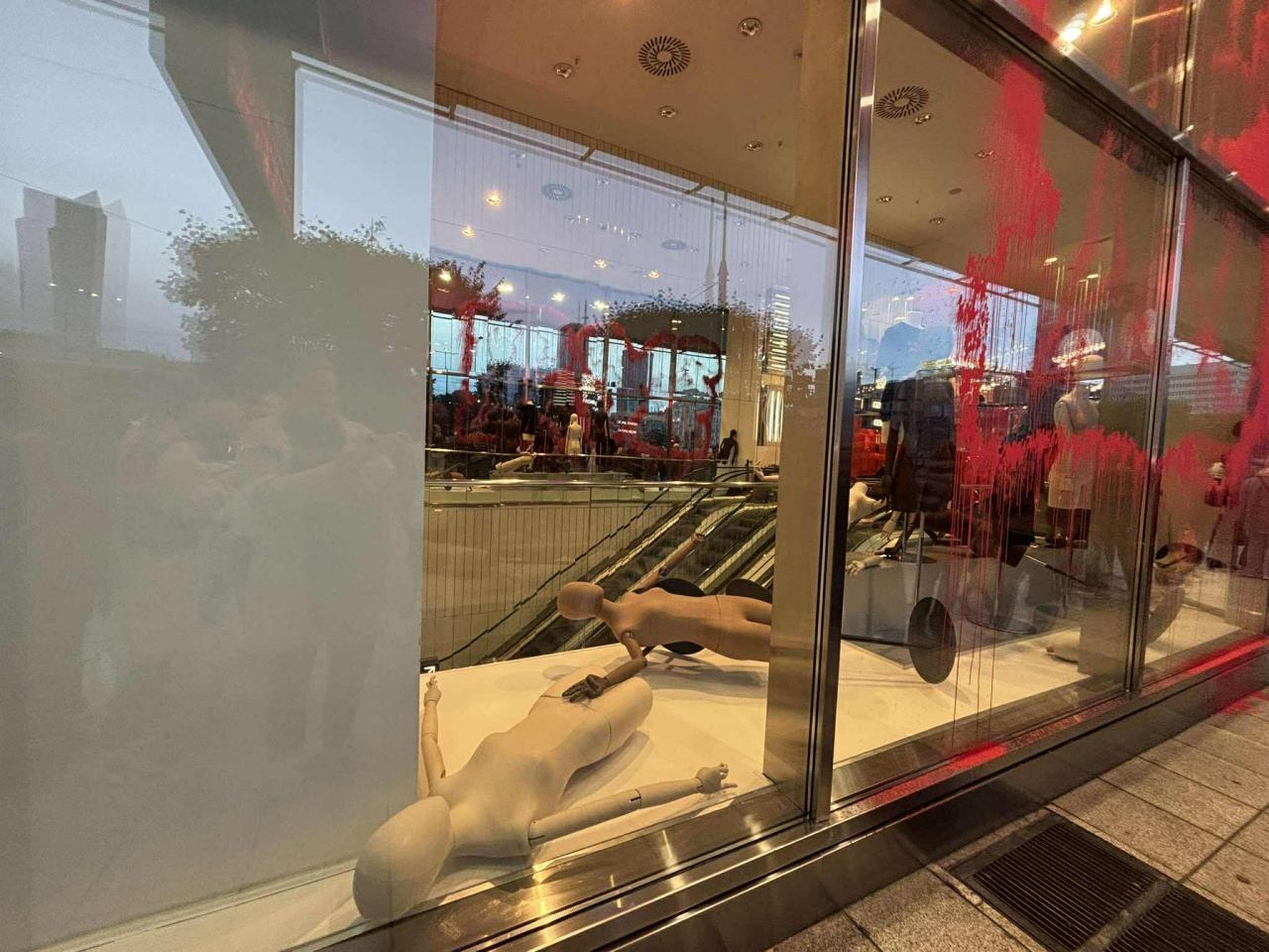 pożegnalna impreza H&M'u przy Marszałkowskiej w Warszawie | fot. Bartosz Pańczyk