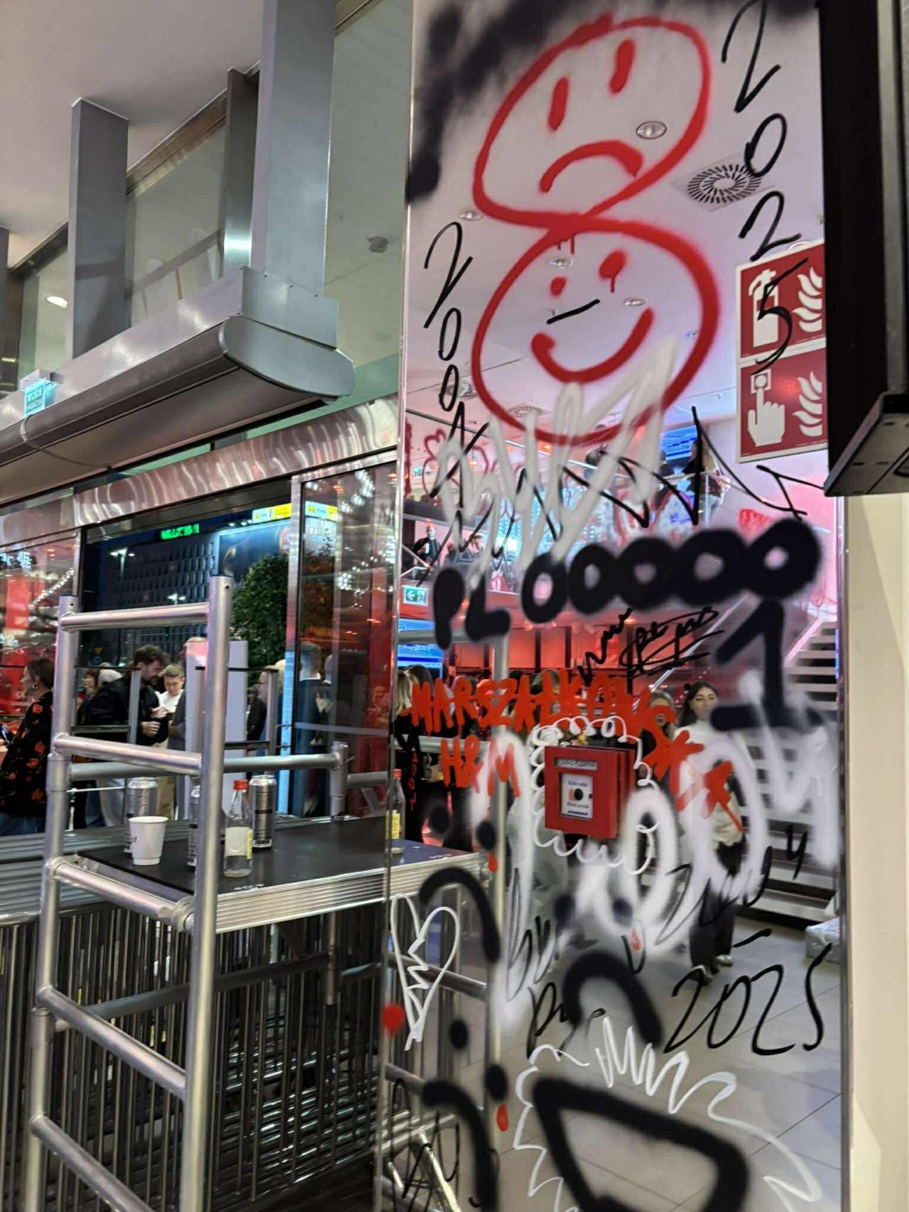 pożegnalna impreza H&M'u przy Marszałkowskiej w Warszawie | fot. Bartosz Pańczyk