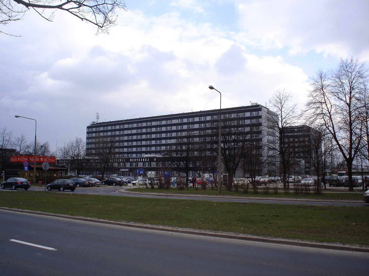 szpital przy Banacha w Warszawie | fot. Autorstwa Robert Wielgórski a.k.a. Barry Kent - Praca własna, CC BY-SA 2.5, https://commons.wikimedia.org/w/index.php?curid=1804268