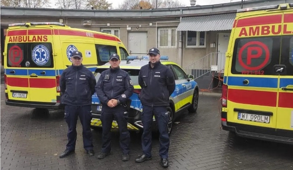 policjanci, którzy eskortowali rodzącą kobietę do szpitala | fot. KRP V