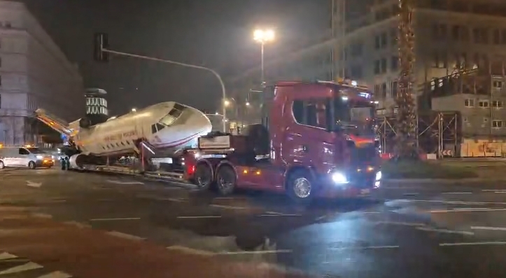 Transport samolotu JAK-40 | fot. facebook.com/WolontariattechnicznyMWP
