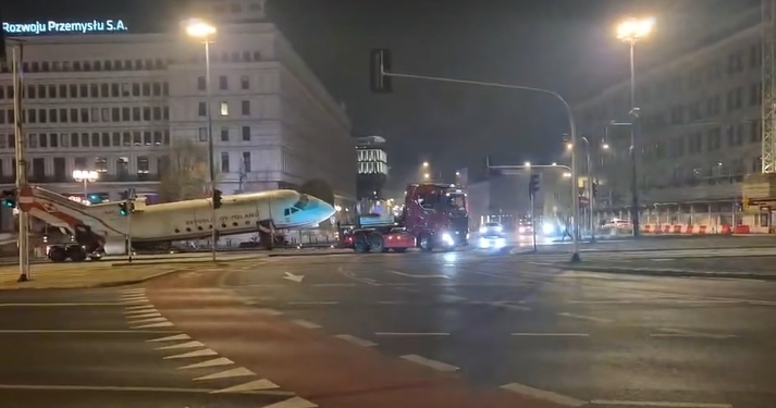 Transport samolotu JAK-40 | fot. facebook.com/WolontariattechnicznyMWP