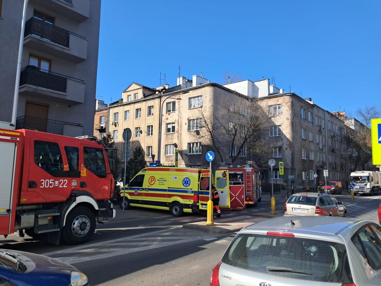Skuter zderzył się z autem przy ul. Szwedzkiej w Warszawie | fot. facebook.com/kmpspwarszawa
