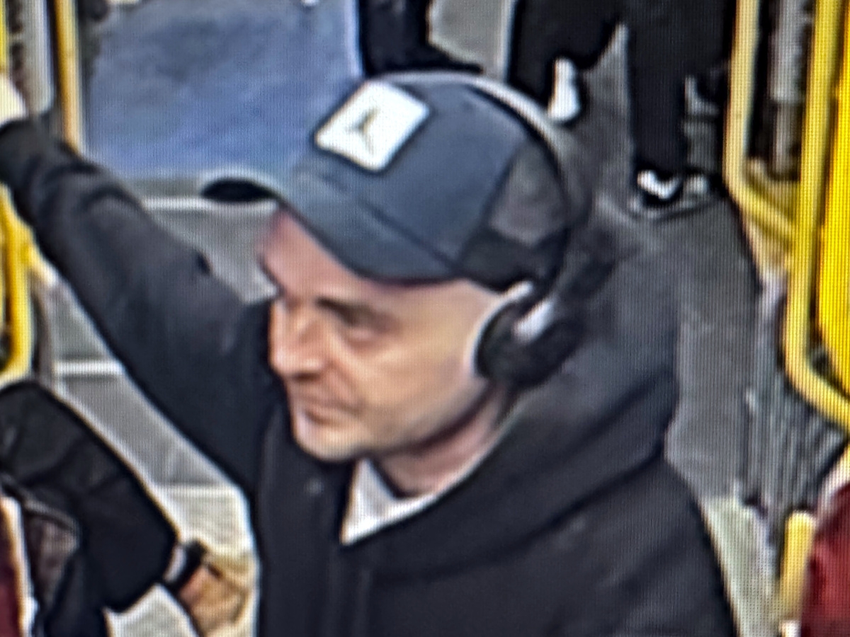 poszukiwany napastnik, który pobił Amerykanina | fot. srodmiescie.policja.gov.pl