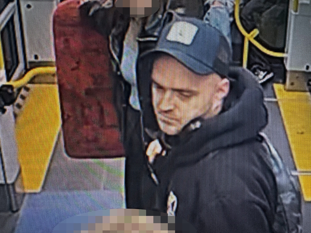 poszukiwany napastnik, który pobił Amerykanina | fot. srodmiescie.policja.gov.pl