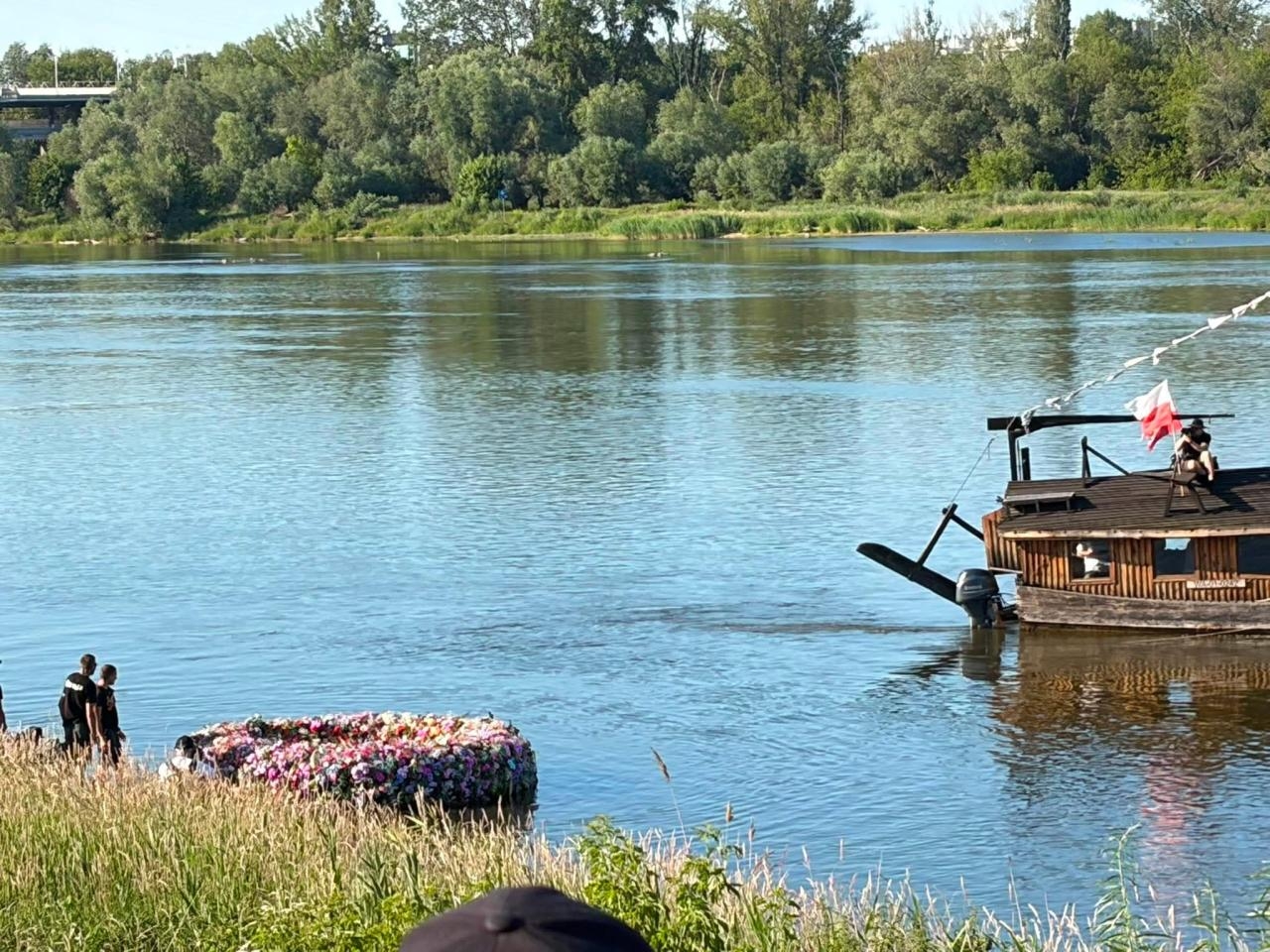 Wodowanie wielkiego wianka do Wisły | fot. Bartosz Pańczyk