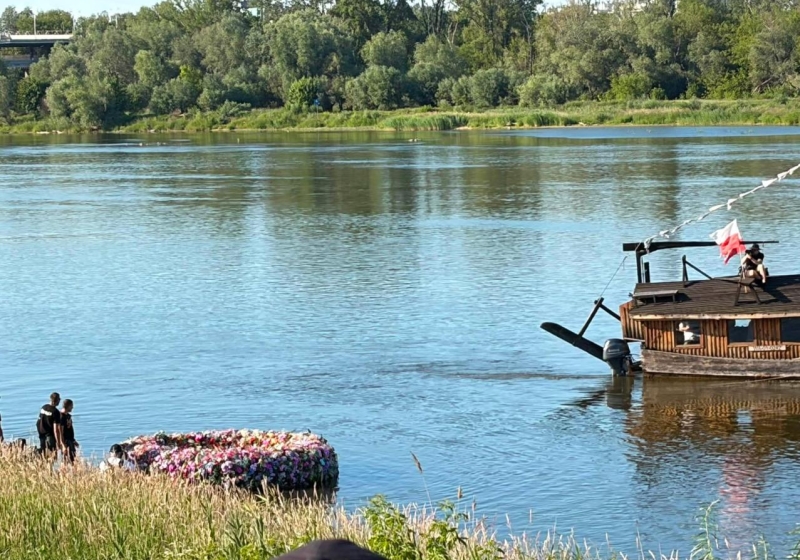 Wodowanie wielkiego wianka do Wisły | fot. Bartosz Pańczyk